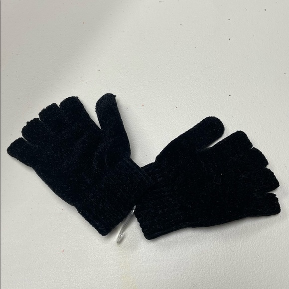 Claire’s Winter Gloves with Mini Pocket Cute Kitty Design Black - Picture 4 of 8